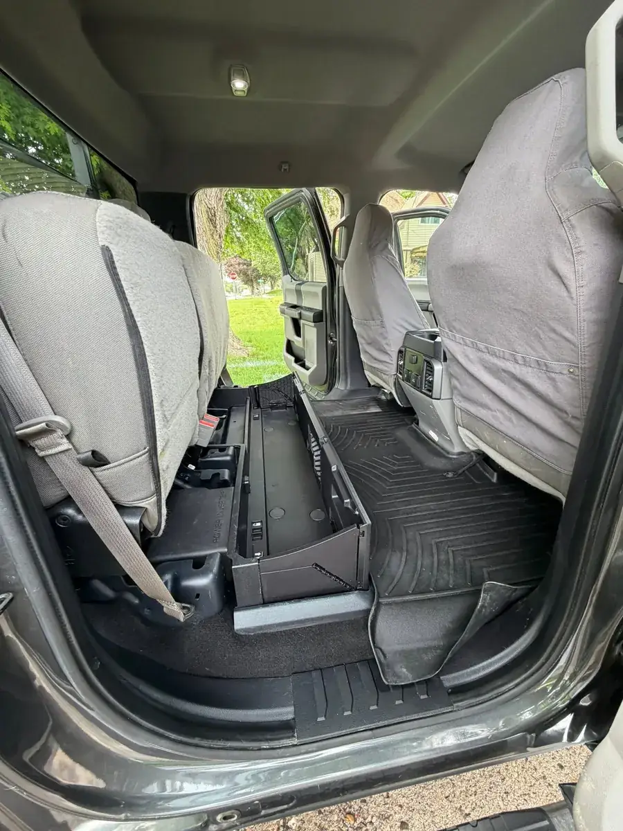 La misma área del asiento trasero limpia después del detallado interior