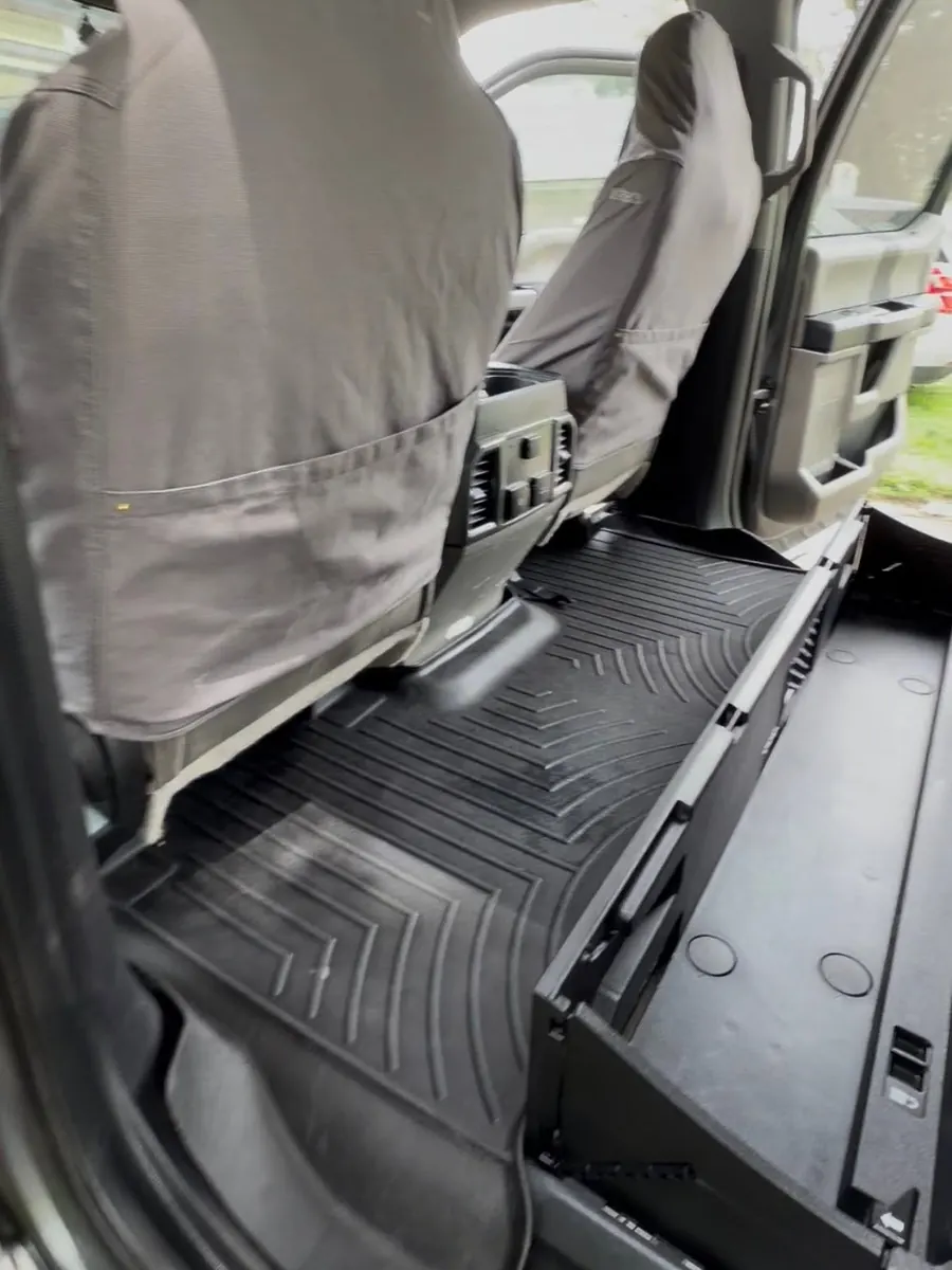 El mismo tapete trasero de la camioneta limpio después del detallado interior