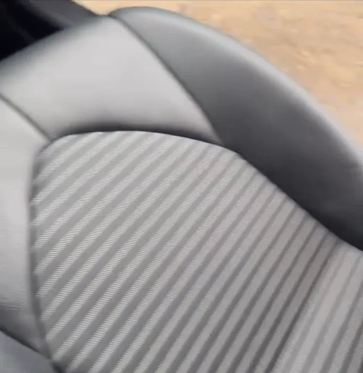 Asiento delantero limpio después de un detallado interior en Toledo, Iowa