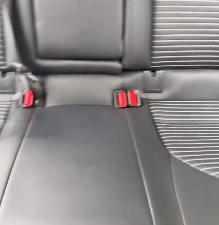 Asiento trasero limpio después de un detallado interior en Toledo, Iowa